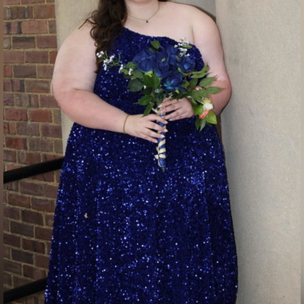 PLUS SIZE PROM DRESS! - Picture 8 of 8